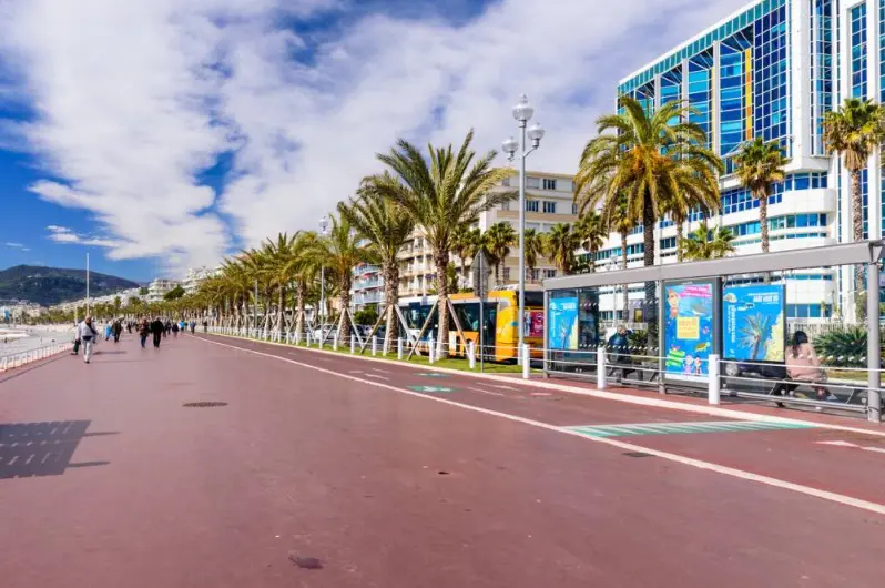 Avenue en bord de plage