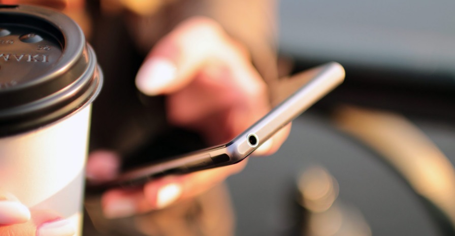 Forex et CFD : comment choisir son application mobile ? Portable dans une main