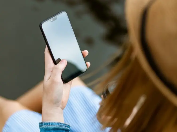 Femme sur son smartphone
