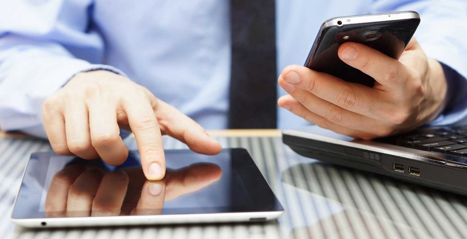 Quels sont les avantages de la banque en ligne du Crédit Agricole Nord Midi-Pyrénées ? Homme sur tablette numérique, smartphone et ordinateur