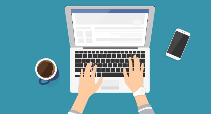 Prélèvement à la source : comment faire sa déclaration d’impôt en 2020 ? Ordinateur avec téléphone et tasse