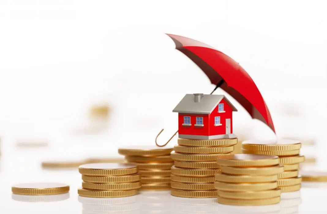 Parapluie-et-pièces-sur-maison-miniature