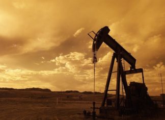 CFD : dans quelles matières premières investir ? Chevalet de pompage dans un puits de pétrole