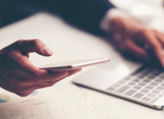 Les banques en ligne plus fortes que jamais ! Mains sur clavier d'ordinateur et sur smartphone