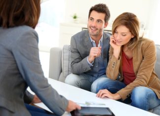 A qui demander conseil pour bien optimiser son épargne ? Un couple et une femme qui discutent
