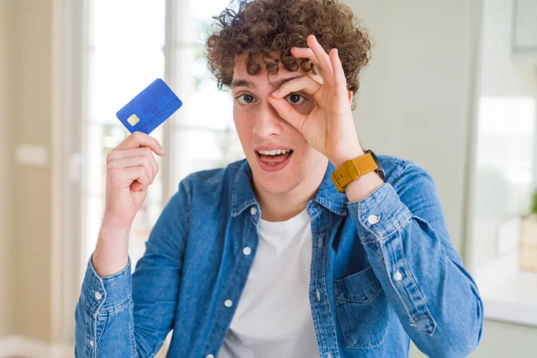 Un adolescent avec une carte bancaire