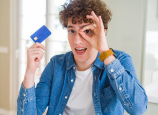 Faut-il donner une carte bancaire aux ados ? Un adolescent avec une carte bancaire