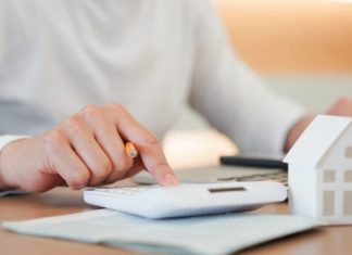 Financer un projet de rénovation avec le prêt collaboratif Personne avec calculatrice