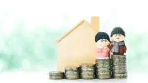 Pièces de monnaie et maison