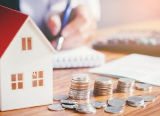 Crédit immobilier : de plus en plus de refus pour les dossiers Une maison miniature avec des pièces de monnaies