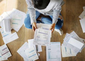 Endettement : le rachat de crédit est-il la solution ? Personne avec documents