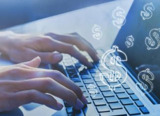 Comment gagner de l’argent sur internet ? Personne sur ordinateur