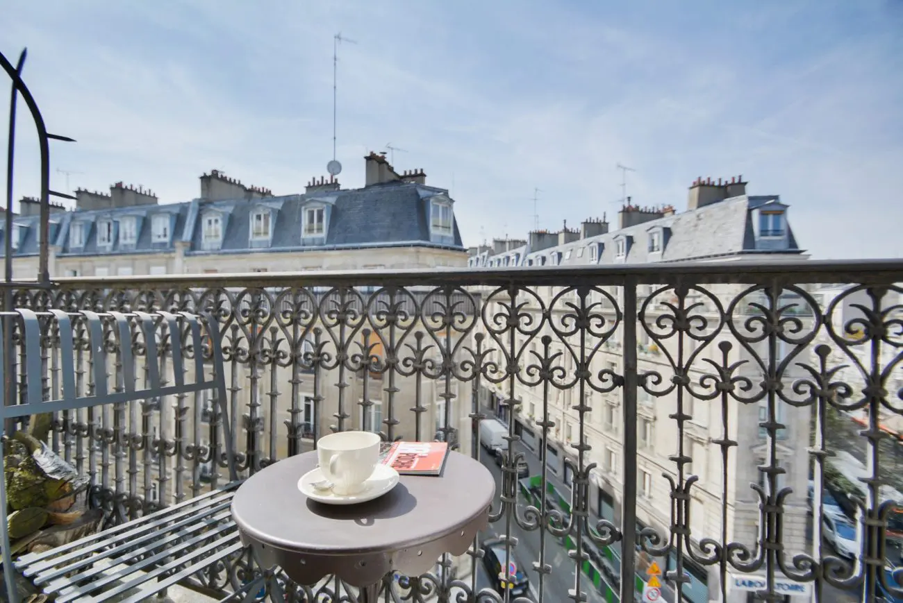 balcon appartement paris table café