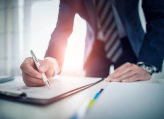 Réduire ses impôts avec la loi Pinel Personne avec documents