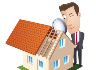 Comment estimer le prix de sa maison ou de son appartement soi-même ? Un bonhomme regardant une maison avec une loupe