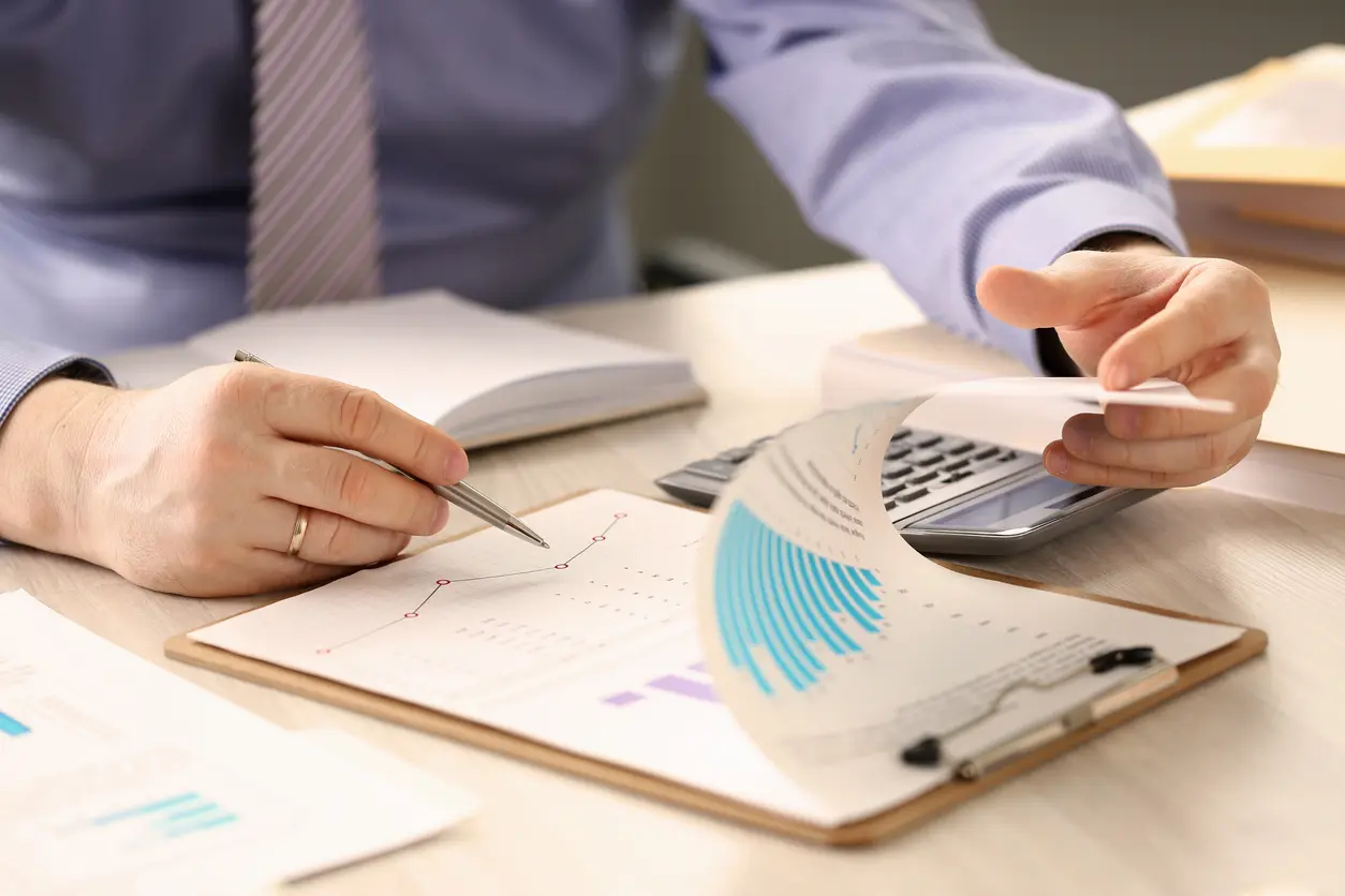 Un homme avec un calpin dans les mains