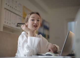 Filbanque : découvrez l’espace client de la banque CIC femme carte bancaire