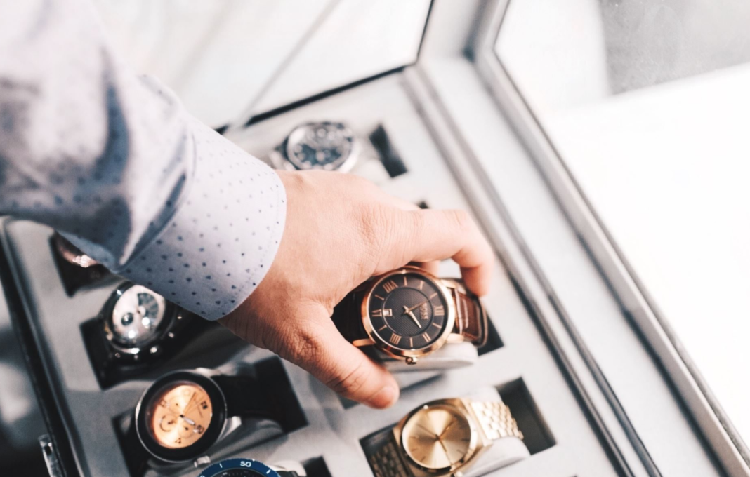 main homme saisit montre de luxe dans un coffret main homme saisit montre de luxe dans un coffret