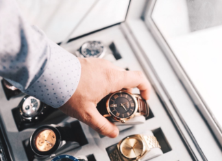 Quelle assurance pour bien couvrir sa montre de luxe ? main homme saisit montre de luxe dans un coffret