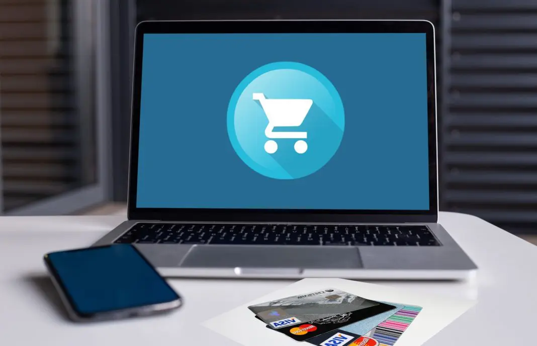 ordinateur portable et cartes de crédit pour achat en ligne