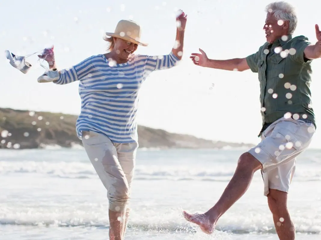 Retraités qui s'amusent à la plage