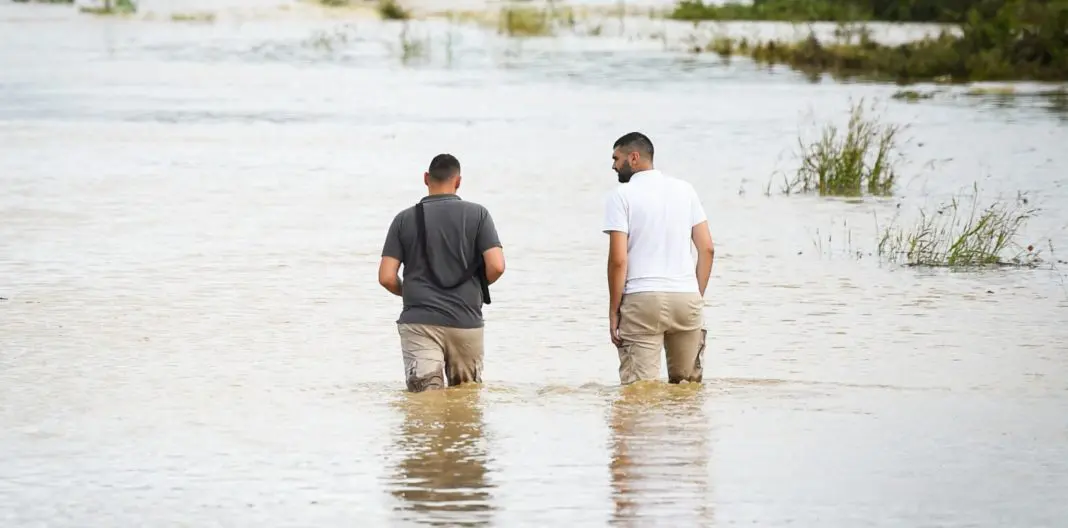 Inondations du Gard, deux hommes marchent dans l'eau Inondations du Gard, deux hommes marchent dans l'eau