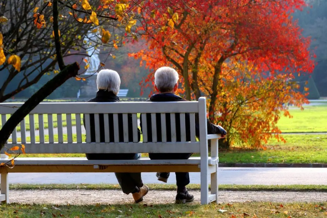 Personnes agées sur un banc