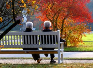 Frontaliers et retraite en 2021 : ces Français partis travailler en Suisse Personnes agées sur un banc