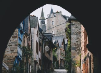 Les résidences secondaires, de plus en plus coûteuses ? ruelle de rennes vieille ville maison résidence secondaire typique