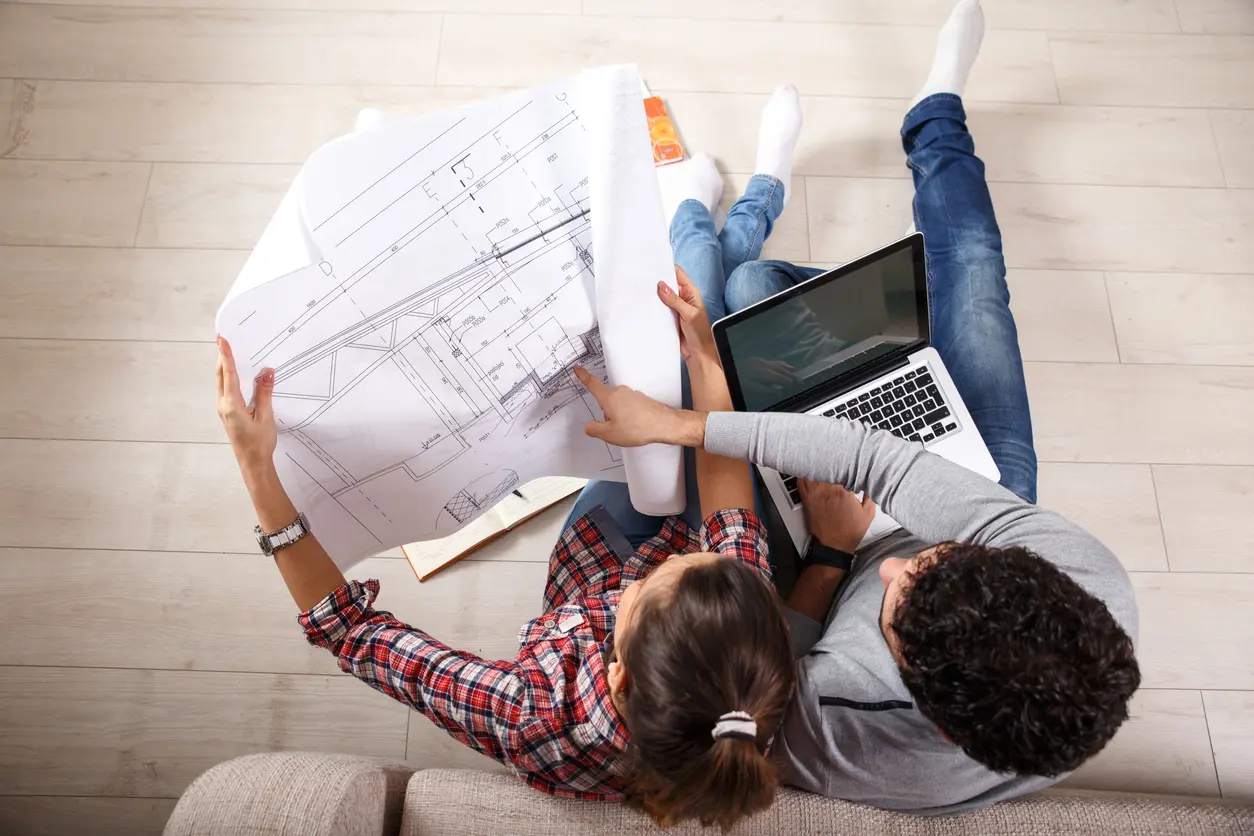 couple qui regarde plan d'une maison 