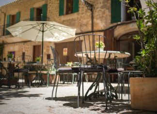 Immobilier : pourquoi aller investir à Majorque ? mise au point sélective table chaise extérieur terrasse majorque