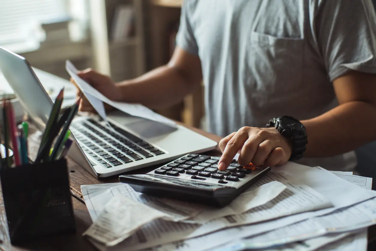homme calcul impôt calculatrice 