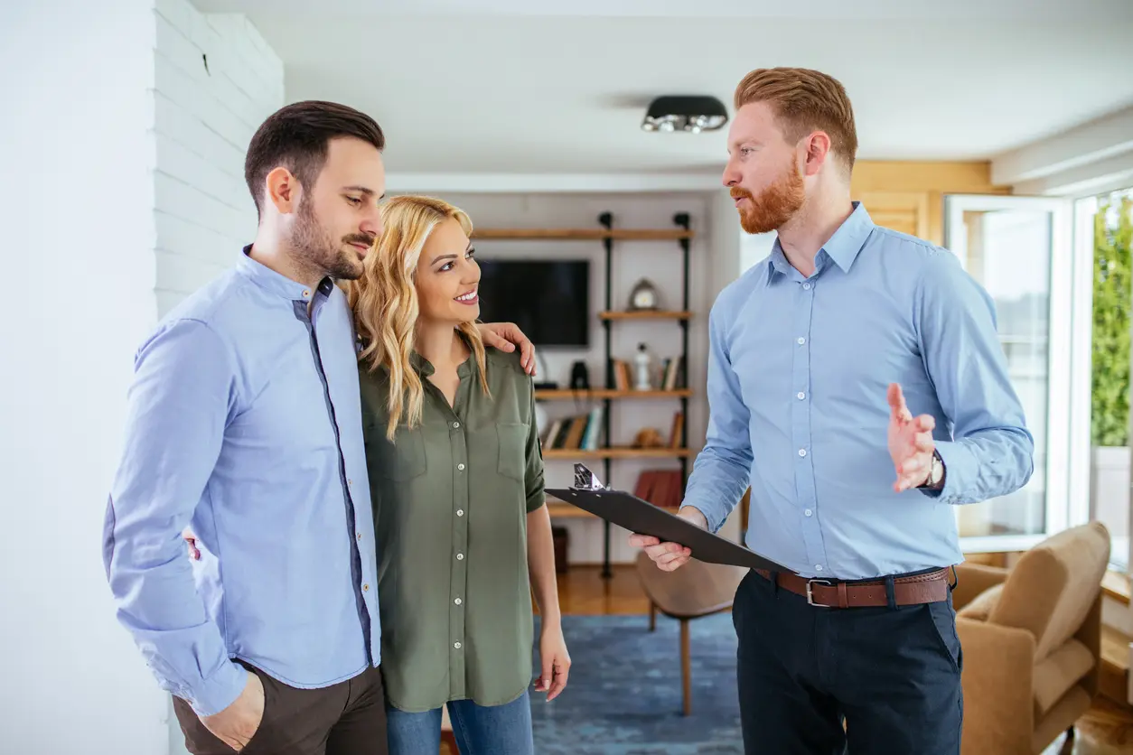agent immobilier visite maison couple