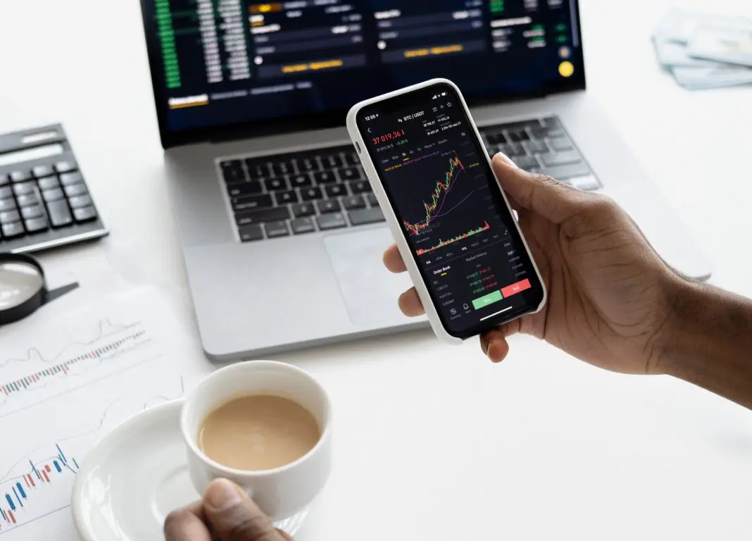 Investisseur qui consulte le marché de la bourse Investisseur qui consulte le marché de la bourse