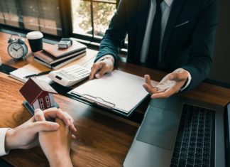 Rôle et avantages : tout savoir sur le courtier en assurance Courtier en assurance avec un client