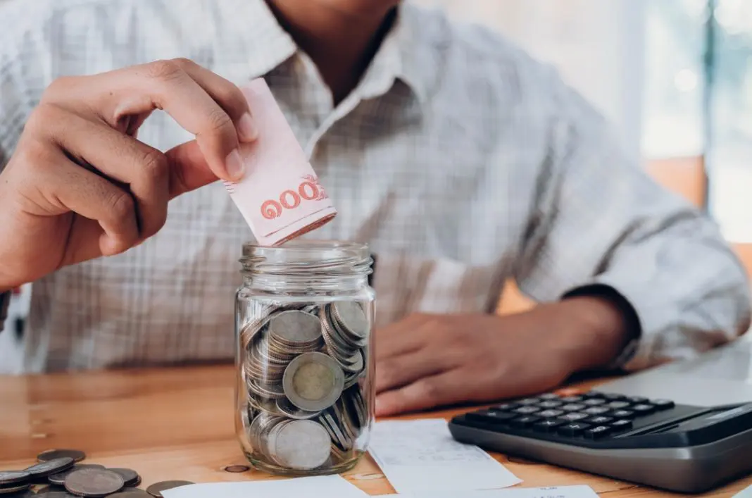Homme qui fait un don IFI à une association