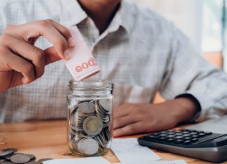 Don IFI : réduire ses impôts en faisant preuve de solidarité Homme qui fait un don IFI à une association