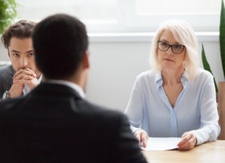 Droit des affaires : quand faire intervenir un avocat ? couple rendez-vous avec un avocat