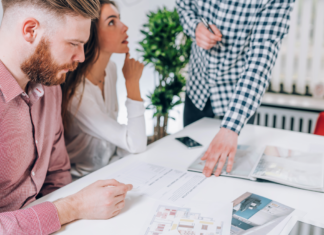 Portage immobilier : vendre son bien en gardant la possibilité de le racheter couple contrat portage immobilier agence