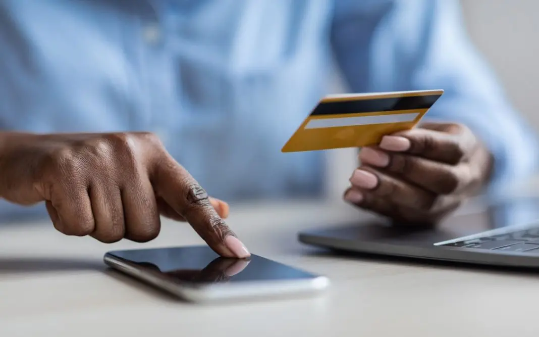 Femme qui consulte son application Banque Postale Certicode Plus