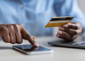 Certicode Plus : l’application de La Banque Postale Femme qui consulte son application Banque Postale Certicode Plus