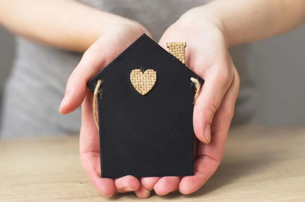 Femme qui possède une assurance habitation sur sa maison