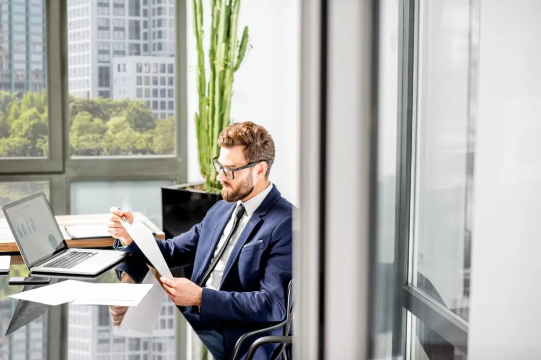 Banquier qui travaille dans son bureau