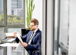 Comment travailler dans le secteur de la banque ? Banquier qui travaille dans son bureau