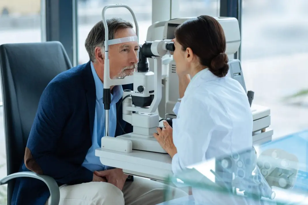 Homme agé en consultation chez un opticien