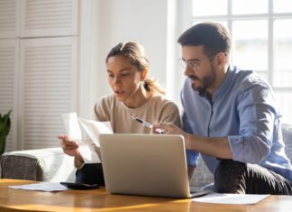 5 avantages du rachat de crédits Personnes devant un ordinateur