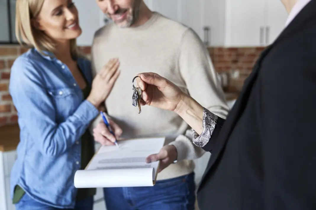 proprietaire donne cle de son appartement