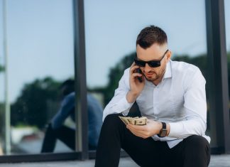 Les actions les plus prometteuses du CAC 40 pour 2024 selon les analystes boursiers homme au telephone tient de l'argent